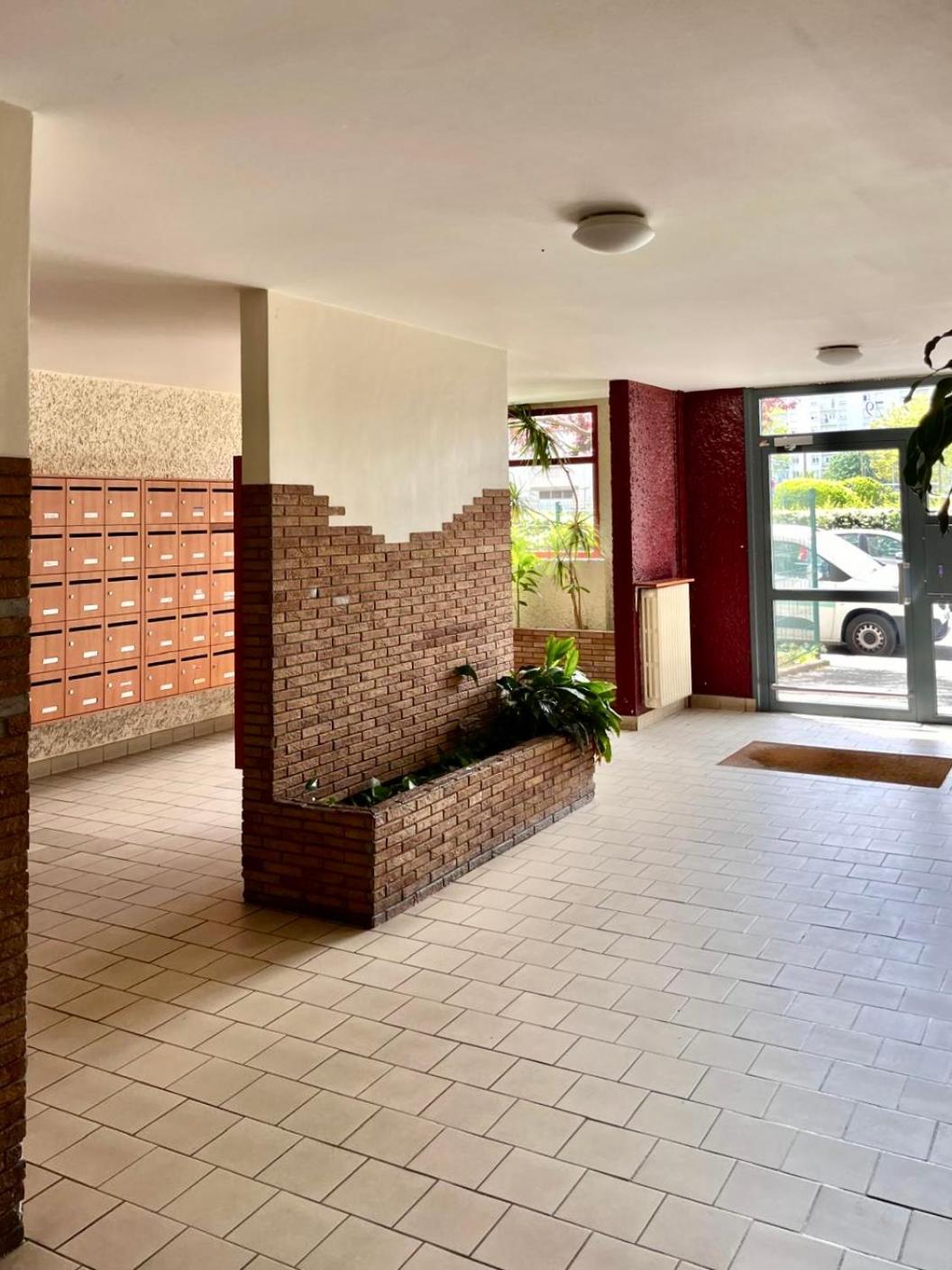Apparemment Spacieux T5 Lyon Bagian luar foto